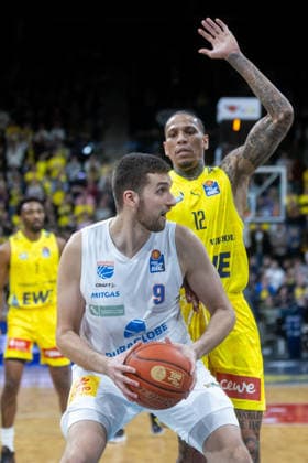Oldenburg, Lower Saxony, DEU, 10 01 2026, Kresimir Nikic left, Syntainics MBC and Michale Kyser right, EWE Baskets Oldenburg EWE Baskets Oldenburg vs Syntainics MBC Basketball 1 Basketball Bundesliga Season 2025 2026, Matchday 15, Grosse EWE Arena EWE Baskets Oldenburg vs Syntainics MBC