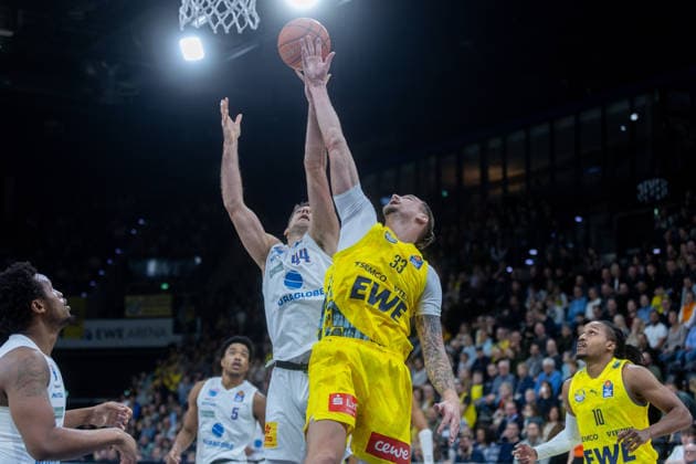 Oldenburg, Lower Saxony, DEU, 10 01 2026, Tomislav Zubcic right, EWE Baskets Oldenburg and Jure Planinic left, Syntainics MBC EWE Baskets Oldenburg vs Syntainics MBC Basketball 1 Basketball Bundesliga Season 2025 2026, Matchday 15, Grosse EWE Arena EWE Baskets Oldenburg vs Syntainics MBC