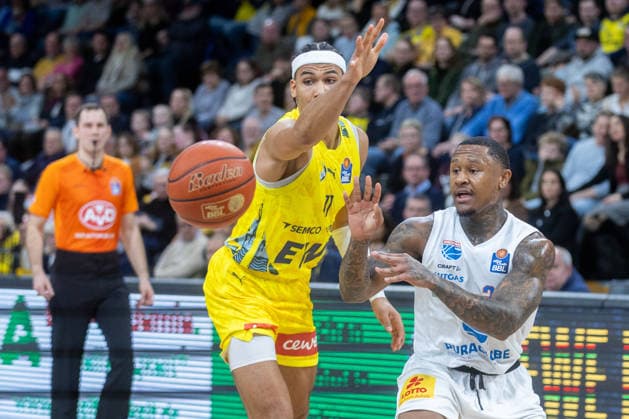 Oldenburg, Lower Saxony, DEU, 10 01 2026, Carles Callison right, Syntainics MBC and Nicholas Tischler left, EWE Baskets Oldenburg EWE Baskets Oldenburg vs Syntainics MBC Basketball 1 Basketball Bundesliga Season 2025 2026, 15 Matchday, Grosse EWE Arena EWE Baskets Oldenburg vs Syntainics MBC