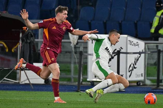 Foto IPP Felice De Martino Roma 10 01 2026 Calcio Campionato serie A 2025-2026 Roma - Sassuolo Nella foto: Evan Ferguson e Jay Idzes Italy Photo Press World Copyright Roma italy Italia ITALY  Copyright: xR4924_italyphotopressx