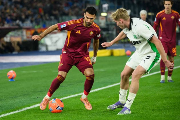 Zeki Celik of AS Roma and Josh Doig of US Sassuolo Calcio during the Serie A 2025 2026 football match between AS Roma and US Sassuolo at Stadio Olimpico in Rome (Italy), January 10, 2026. AndreaxStaccioli