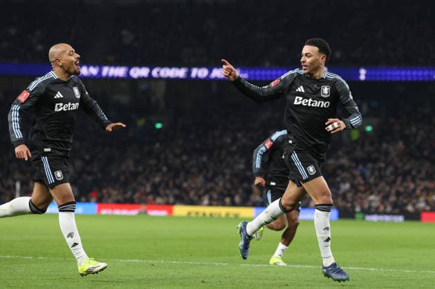 Tottenham gegen Aston Villa 10. Januar 2026, London Emirates FA Cup, Dritte Runde Tottenham Hotspur gegen Aston Villa Donyell Malen von Aston Villa feiert das zweite Tor seiner Mannschaft durch Morgan Rogers rechts Foto Charlotte Wilson Offside London UK  Copyright: xCharlottexWilsonx xOffsidexOffside