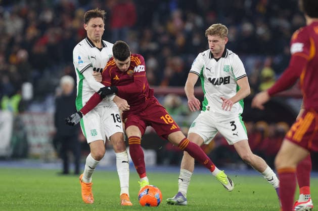CALCIO - Serie A - AS Roma vs US Sassuolo Rome, Italy - January 10, 2026: Matias Soule of A.S. Roma , Josh Doig of Sassuolo seen in action during the Serie A Enilive 2025-2026 football match between AS Roma vs US Sassuolo at Olympic Stadium. Rome Italy  Copyright: xIPAxSport ABACAx