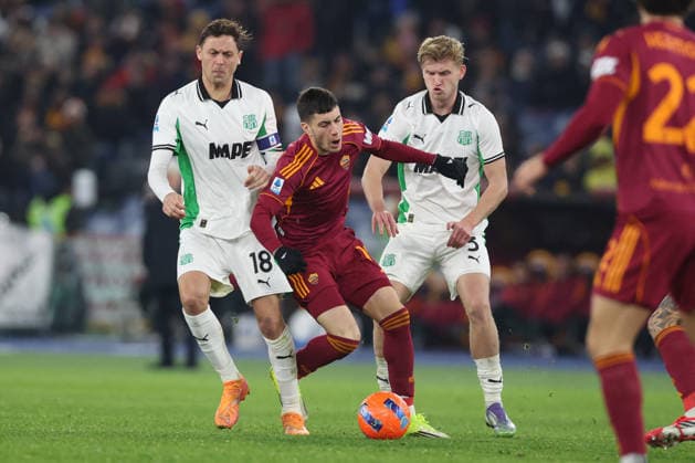 CALCIO - Serie A - AS Roma vs US Sassuolo Rome, Italy - January 10, 2026: Nemanja Matic, Matias Soule of A.S. Roma , Josh Doig of Sassuolo seen in action during the Serie A Enilive 2025-2026 football match between AS Roma vs US Sassuolo at Olympic Stadium. Rome Italy  Copyright: xIPAxSport ABACAx