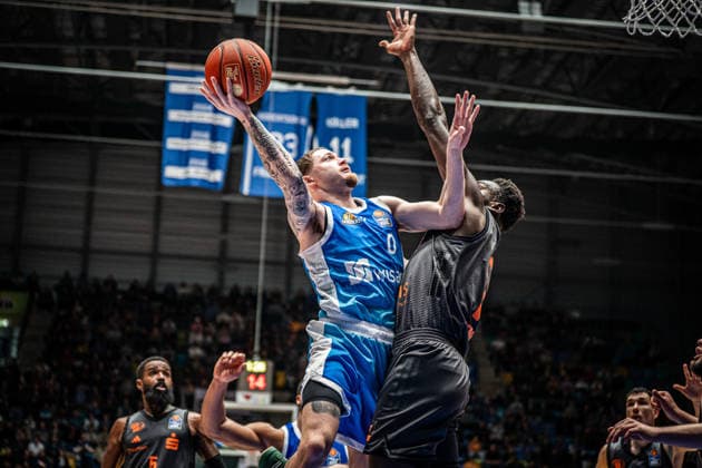 10 01 2026, xhfmx, Basketball easyCredit BBL Bundesliga, Frankfurt Skyliners NINERS Chemnitz v l Logan Johnson Skyliners Frankfurt , Amadou Sow Niners Chemnitz DFL DFB REGULATIONS PROHIBIT ANY USE OF PHOTOGRAPHS as IMAGE SEQUENCES and or QUASI VIDEO Frankfurt am Main