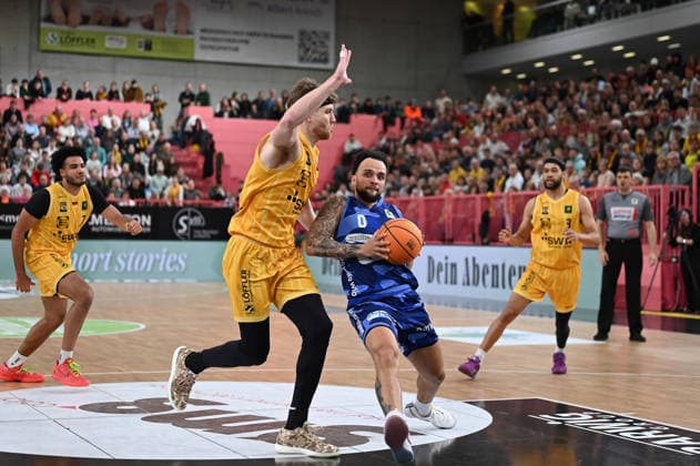 Lukas Milner Tigers Tuebingen, 17 tries to stop Marcus Graves Phoenix Hagen, 00 GER, Tigers Tuebingen vs Phoenix Hagen, Basketball, Men, Pro A, 2 Barmer Basketball Bundesliga, Season 2025 2026, 10 01 2026 GER, Tigers Tuebingen vs Phoenix Hagen, Basketball, Men, Pro A, 2 Barmer Basketball Bundesliga, Season 2025 2026, 10 01 2026 Tuebingen Copyright: xEibner-Pressefoto NicolasxWoernx EP_NWN