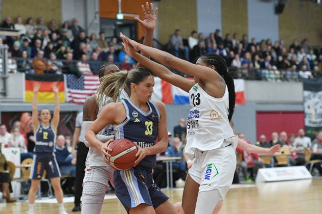 Basketball Women 1 Bundesliga 14 Matchday Herne TC Alba Berlin on 10 01 2026 at the H2K Arena in Herne Emily Kiser Berlin , left Makiyah Keshaye Allen Williams Herne , right xRx