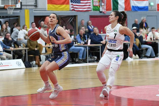 Basketball Women 1 Bundesliga 14 Matchday Herne TC Alba Berlin on 10 01 2026 at the H2K Arena in Herne Lena Gohlisch Berlin , left Jennifer Crowder Herne , right xRx
