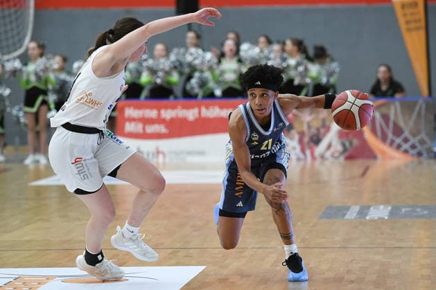 Basketball Women 1 Bundesliga 14 Matchday Herne TC Alba Berlin on 10 01 2026 at the H2K Arena in Herne Alice Recanati Herne , left Deeshyra Thomas Berlin , right xRx