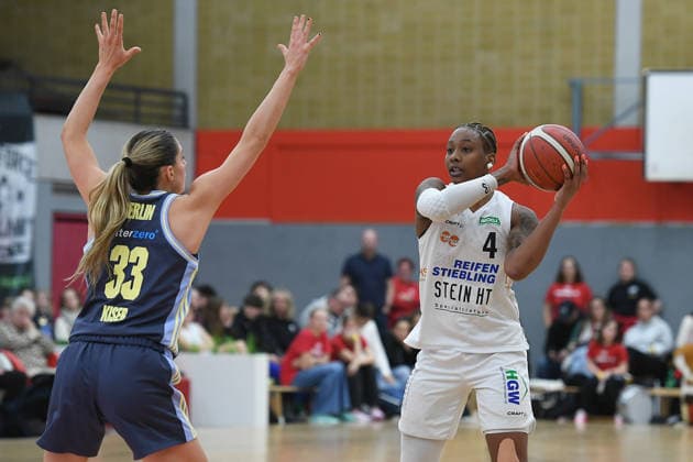 Basketball Women 1 Bundesliga 14 Matchday Herne TC Alba Berlin on 10 01 2026 at the H2K Arena in Herne Emily Kiser Berlin , left Zoesha Smith Herne , right xRx