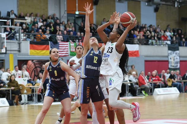 Basketball Women 1 Bundesliga 14 Matchday Herne TC Alba Berlin on 10 01 2026 at the H2K Arena in Herne Jo Raflo Berlin , left Lena Gohlisch Berlin , center Makiyah Keshaye Allen Williams Herne , right xRx