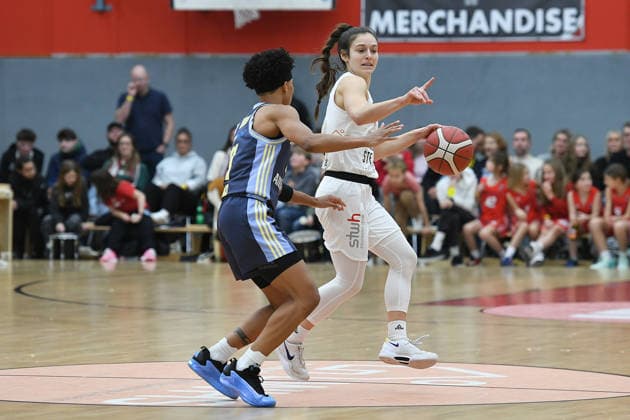 Basketball Women 1 Bundesliga 14 Matchday Herne TC Alba Berlin on 10 01 2026 at the H2K Arena in Herne Jennifer Crowder Herne , back Deeshyra Thomas Berlin , front xRx