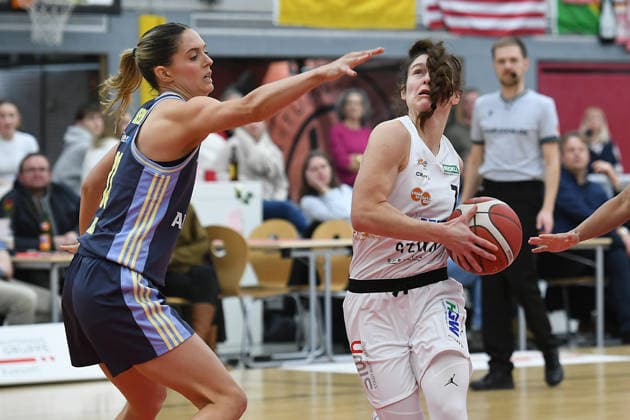 Basketball Women 1 Bundesliga 14 Matchday Herne TC Alba Berlin on 10 01 2026 at the H2K Arena in Herne Emily Kiser Berlin , left Jennifer Crowder Herne , right xRx