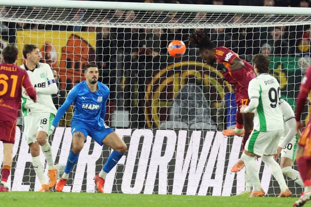 CALCIO - Serie A - AS Roma vs US Sassuolo Rome, Italy - January 10, 2026: Manu Kone of A.S. Roma score the goal and celebrate with the team during the Serie A Enilive 2025-2026 football match between AS Roma vs US Sassuolo at Olympic Stadium. Rome Italy  Copyright: xIPAxSport ABACAx