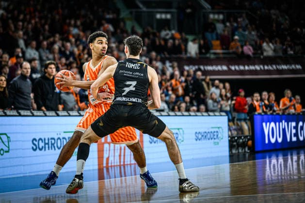 Neu Ulm, Germany, 10 01 26 Mark Smith ratiopharm ulm and Nikola Tomic Basketball Loewen Braunschweig battle for the ball during the Basketball Bundesliga match between ratiopharm ulm vs Basketball Loewen Braunschweig at ratiopharm Arena on January 10, 2026 in Neu Ulm, Germany Photo by Harry Langer DeFodi Images ratiopharm Arena, Germany, 10 01 26 Mark Smith ratiopharm ulm and Nikola Tomic Basketball Loewen Braunschweig battle for the ball during the Basketball Bundesliga match between ratiopharm ulm vs Basketball Loewen Braunschweig at Neu Ulm on January 10, 2026 in ratiopharm Arena, Germany Photo by Harry Langer DeFodi Images Photo by Harry Langer DeFodi Images
