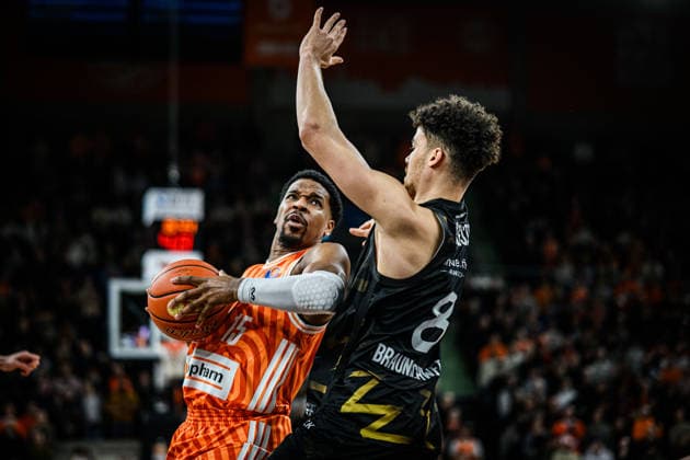 Neu Ulm, Germany, 10 01 26 Justin Simon ratiopharm ulm and Joshua Obiesie Basketball Loewen Braunschweig in a duel during the Basketball Bundesliga match between ratiopharm ulm vs Basketball Loewen Braunschweig at ratiopharm Arena on January 10, 2026 in Neu Ulm, Germany Photo by Harry Langer DeFodi Images ratiopharm Arena, Germany, 10 01 26 Justin Simon ratiopharm ulm and Joshua Obiesie Basketball Loewen Braunschweig battle for the ball during the Basketball Bundesliga match between ratiopharm ulm vs Basketball Loewen Braunschweig at Neu Ulm on January 10, 2026 in ratiopharm Arena, Germany Photo by Harry Langer DeFodi Images Photo by Harry Langer DeFodi Images
