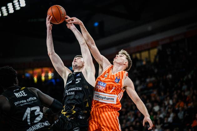 Neu Ulm, Germany, 10 01 26 Lika Scuka Basketball Loewen Braunschweig and Tobias Jensen ratiopharm ulm in a duel during the Basketball Bundesliga match between ratiopharm ulm vs Basketball Loewen Braunschweig at ratiopharm Arena on January 10, 2026 in Neu Ulm, Germany Photo by Harry Langer DeFodi Images ratiopharm Arena, Germany, 10 01 26 Lika Scuka Basketball Loewen Braunschweig and Tobias Jensen ratiopharm ulm battle for the ball during the Basketball Bundesliga match between ratiopharm ulm vs Basketball Loewen Braunschweig at Neu Ulm on January 10, 2026 in ratiopharm Arena, Germany Photo by Harry Langer DeFodi Images Photo by Harry Langer DeFodi Images