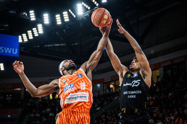Neu Ulm, Germany, 10 01 26 Malik Osborne ratiopharm ulm and Grant Sherfield Basketball Loewen Braunschweig in a duel during the Basketball Bundesliga match between ratiopharm ulm vs Basketball Loewen Braunschweig at ratiopharm Arena on January 10, 2026 in Neu Ulm, Germany Photo by Harry Langer DeFodi Images ratiopharm Arena, Germany, 10 01 26 Malik Osborne ratiopharm ulm and Grant Sherfield Basketball Loewen Braunschweig battle for the ball during the Basketball Bundesliga match between ratiopharm ulm vs Basketball Loewen Braunschweig at Neu Ulm on January 10, 2026 in ratiopharm Arena, Germany Photo by Harry Langer DeFodi Images Photo by Harry Langer DeFodi Images