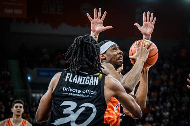 Neu Ulm, Germany, 10 01 26 Chip Flanigan Basketball Loewen Braunschweig and Mohamed Diakite ratiopharm ulm battle for the ball during the Basketball Bundesliga match between ratiopharm ulm vs Basketball Loewen Braunschweig at ratiopharm Arena on January 10, 2026 in Neu Ulm, Germany Photo by Harry Langer DeFodi Images ratiopharm Arena, Germany, 10 01 26 Chip Flanigan Basketball Loewen Braunschweig and Mohamed Diakite ratiopharm ulm battle for the ball during the Basketball Bundesliga match between ratiopharm ulm vs Basketball Loewen Braunschweig at Neu Ulm on January 10, 2026 in ratiopharm Arena, Germany Photo by Harry Langer DeFodi Images Photo by Harry Langer DeFodi Images