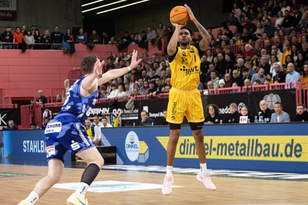 Phoenix Hagen Artland Dragons, Herren, 2 Bundesliga, Barmer 2 Basketball Bundesliga, pro A, 17 Spieltag, Spielzeit 2025 2026, 10 01 2026 Bernard Pelote Tigers Tuebingen, 01 beim Dreierwurf