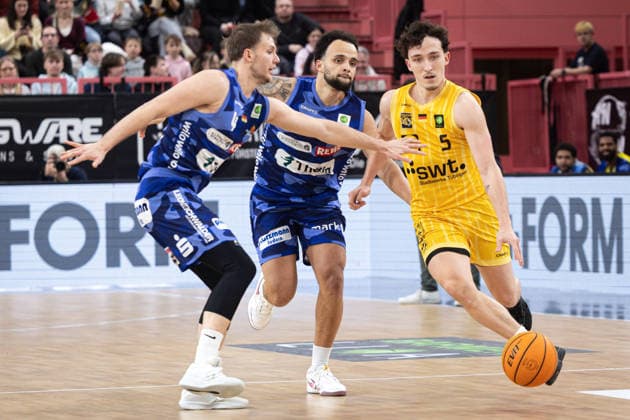 Phoenix Hagen Artland Dragons, Men, 2 Bundesliga, Barmer 2 Basketball Bundesliga, pro A, 17 Matchday, Season 2025 2026, 10 01 2026 Kaya Bayram Tigers Tuebingen, 05 with the ball against Jeffrey Carroll Phoenix Hagen, 30 and Bjarne Kraushaar Phoenix Hagen, 04