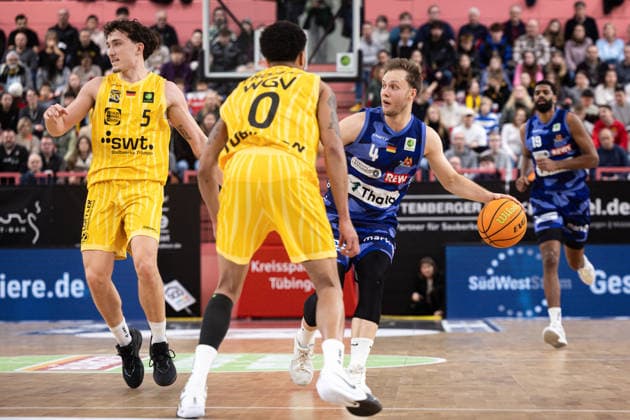 Phoenix Hagen Artland Dragons, Herren, 2 Bundesliga, Barmer 2 Basketball Bundesliga, pro A, 17 Spieltag, Spielzeit 2025 2026, 10 01 2026 Bjarne Kraushaar Phoenix Hagen, 04 with the ball against Larry Thomas Tigers Tuebingen, 0