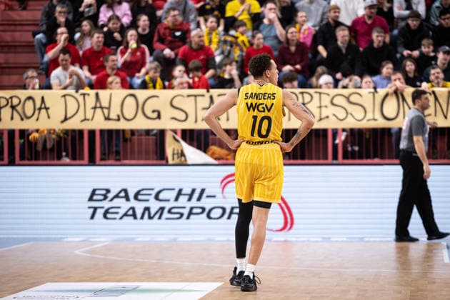 Phoenix Hagen Artland Dragons, Herren, 2 Bundesliga, Barmer 2 Basketball Bundesliga, pro A, 17 Spieltag, Spielzeit 2025 2026, 10 01 2026 Isaiah Sanders Tigers Tuebingen, 10 with his hands in his hips in front of the protest poster of the Tuebingen fans against the hall ban of the league
