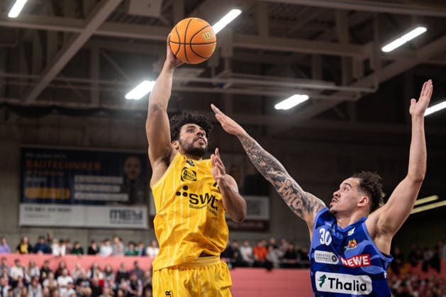 Phoenix Hagen Artland Dragons, Herren, 2 Bundesliga, Barmer 2 Basketball Bundesliga, pro A, 17 Spieltag, Spielzeit 2025 2026, 10 01 2026 Patrick Emilien Tigers Tuebingen, 15 under the basket against Jeffrey Carroll Phoenix Hagen, 30