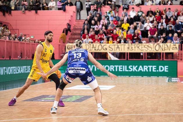 Phoenix Hagen Artland Dragons, Herren, 2 Bundesliga, Barmer 2 Basketball Bundesliga, pro A, 17 Spieltag, Spielzeit 2025 2026, 10 01 2026 Miles Tention Tigers Tuebingen, 03 gegen Dom V Waaden Phoenix Hagen, 13 vor dem Protestplakat der Tuebinger Fans gegen das Hallenverbot der Liga