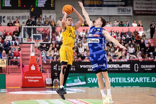 Phoenix Hagen Artland Dragons, Herren, 2 Bundesliga, Barmer 2 Basketball Bundesliga, pro A, 17 Spieltag, Spielzeit 2025 2026, 10 01 2026 Isaiah Sanders Tigers Tuebingen, 10 beim Dreier gegen Dennis Nawrocki Phoenix Hagen, 02