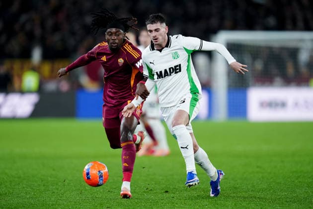 AS Roma v US Sassuolo - Serie A Enilive Luca Lipani of US Sassuolo and Manu Kone of AS Roma compete for the ball during the Serie A Enilive match between AS Roma and US Sassuolo at Stadio Olimpico on January 10, 2026 in Rome, Italy. Rome Stadio Olimpico Lazio Italy Copyright: xGiuseppexMaffiax 260110SERIEA_Roma-Sassuolo_GM_00756