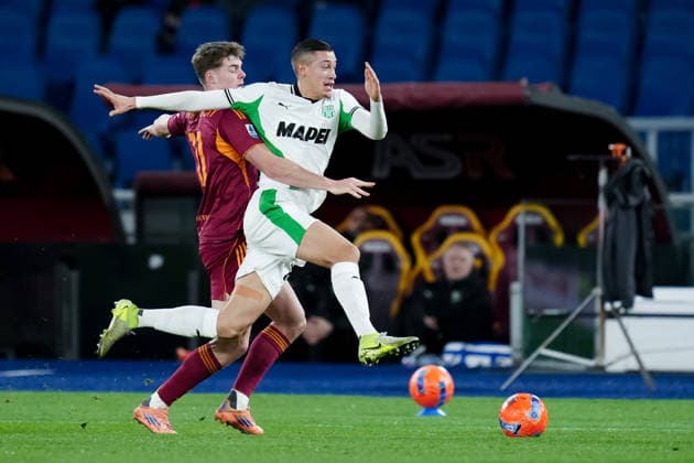 AS Roma v US Sassuolo - Serie A Enilive Evan Ferguson of AS Roma and Jay Idzes of US Sassuolo compete for the ball during the Serie A Enilive match between AS Roma and US Sassuolo at Stadio Olimpico on January 10, 2026 in Rome, Italy. Rome Stadio Olimpico Lazio Italy Copyright: xGiuseppexMaffiax 260110SERIEA_Roma-Sassuolo_GM_07452