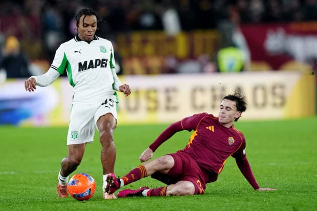 AS Roma v US Sassuolo - Serie A Enilive Niccolo Pisilli of AS Roma and Armand Lauriente of US Sassuolo compete for the ball during the Serie A Enilive match between AS Roma and US Sassuolo at Stadio Olimpico on January 10, 2026 in Rome, Italy. Rome Stadio Olimpico Lazio Italy Copyright: xGiuseppexMaffiax 260110SERIEA_Roma-Sassuolo_GM_08170