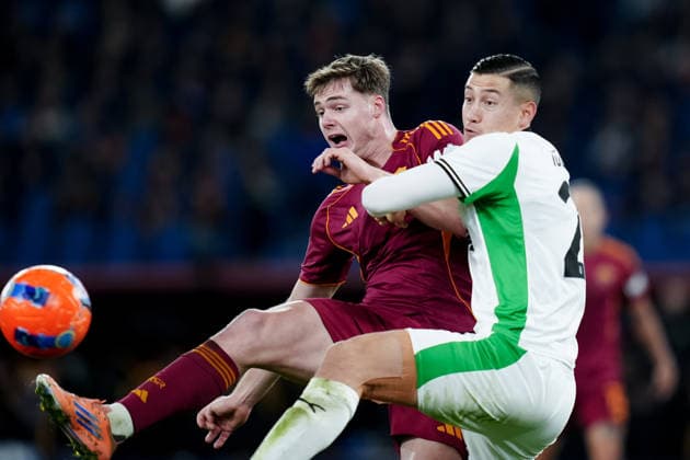 AS Roma v US Sassuolo - Serie A Enilive Evan Ferguson of AS Roma and Jay Idzes of US Sassuolo compete for the ball during the Serie A Enilive match between AS Roma and US Sassuolo at Stadio Olimpico on January 10, 2026 in Rome, Italy. Rome Stadio Olimpico Lazio Italy Copyright: xGiuseppexMaffiax 260110SERIEA_Roma-Sassuolo_GM_09683