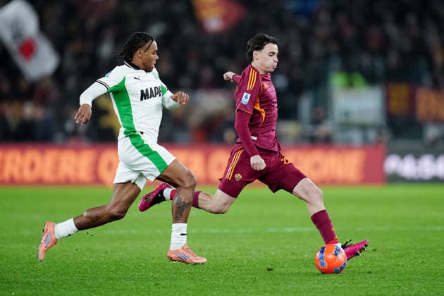 AS Roma v US Sassuolo - Serie A Enilive Armand Lauriente of US Sassuolo and Niccolo Pisilli of AS Roma compete for the ball during the Serie A Enilive match between AS Roma and US Sassuolo at Stadio Olimpico on January 10, 2026 in Rome, Italy. Rome Stadio Olimpico Lazio Italy Copyright: xGiuseppexMaffiax 260110SERIEA_Roma-Sassuolo_GM_05658