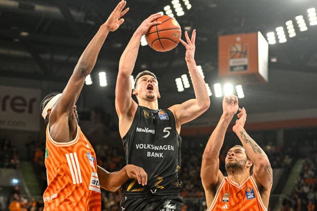 GER, BBL, ratiopharm Ulm vs Basketball Löwen Braunschweig 10 01 2026, ratiopharm arena, Neu Ulm, GER, BBL, ratiopharm Ulm vs Basketball Löwen Braunschweig, pictured Malik Osborne Ulm, 10 , Luka Scuka Braunschweig, 5 , Christopher Ledlum Ulm, 4 nordphotoxGmbHx xHafner nph00200