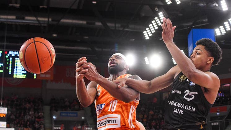 GER, BBL, ratiopharm Ulm vs Basketball Löwen Braunschweig 10 01 2026, ratiopharm arena, Neu Ulm, GER, BBL, ratiopharm Ulm vs Basketball Löwen Braunschweig, pictured Malik Osborne Ulm, 10 loses the ball, Grant Sherfield Braunschweig, 25 nordphotoxGmbHx xHafner nph00200