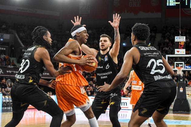 GER, BBL, ratiopharm Ulm vs Basketball Löwen Braunschweig 10 01 2026, ratiopharm arena, Neu Ulm, GER, BBL, ratiopharm Ulm vs Basketball Löwen Braunschweig, pictured Chip Flanigan Braunschweig, 30 , Mohamed Diakite Ulm, 5 , Luka Scuka Braunschweig, 5 , Grant Sherfield Braunschweig, 25 nordphotoxGmbHx xHafner nph00200