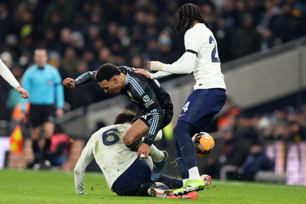 Tottenham gegen Aston Villa 10. Januar 2026, London Emirates FA Cup, Dritte Runde Tottenham Hotspur gegen Aston Villa Joao Palhinha von Tottenham Hotspur geht aggressiv gegen Morgan Rogers von Aston Villa vor, was ihm eine gelbe Karte einbringt Foto Charlotte Wilson Offside London UK  Copyright: xCharlottexWilsonx xOffsidexOffside