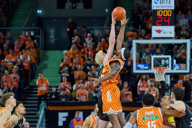 TippOff Philipp Hartwich Basketball Loewen Braunschweig, 15 and Malik Osborne ratiopharm ulm, 10 GER, ratiopharm ulm vs Basketball Loewen Braunschweig, Basketball, 15 Matchday, EasyCredit Bundesliga, Season 2025 2026, 10 01 2026 GER, ratiopharm ulm vs Basketball Loewen Braunschweig, Basketball, 15 Matchday, EasyCredit Bundesliga, Season 2025 2026, 10 01 2026 New Ulm Copyright: xEibner-Pressefoto GeraldxOelze-dexStoppanyx EP_ODS