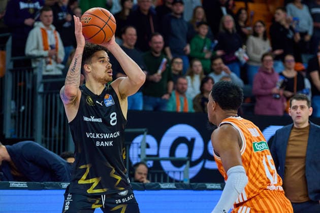 Joshua Obiesie Basketball Loewen Braunschweig, 08 , Justin Simon ratiopharm ulm, 15 GER, ratiopharm ulm vs Basketball Loewen Braunschweig, Basketball, 15 Matchday, EasyCredit Bundesliga, Season 2025 2026, 10 01 2026 GER, ratiopharm ulm vs Basketball Loewen Braunschweig, Basketball, 15 Matchday, EasyCredit Bundesliga, Season 2025 2026, 10 01 2026 New Ulm Copyright: xEibner-Pressefoto GeraldxOelze-dexStoppanyx EP_ODS