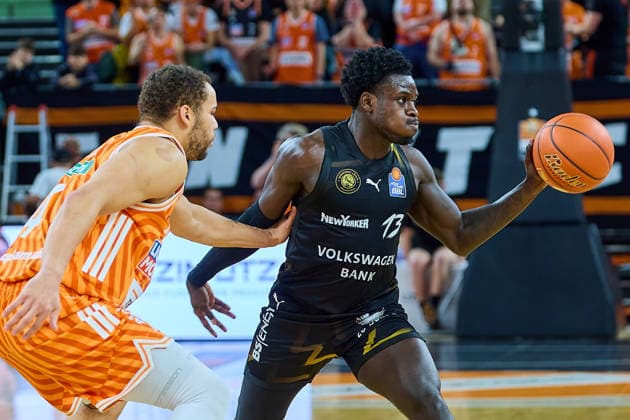 Christopher Ledlum ratiopharm ulm, 04 , Barra Njie Basketball Loewen Braunschweig, 13 GER, ratiopharm ulm vs Basketball Loewen Braunschweig, Basketball, Matchday 15, EasyCredit Bundesliga, Season 2025 2026, 10 01 2026 GER, ratiopharm ulm vs Basketball Loewen Braunschweig, Basketball, Matchday 15, EasyCredit Bundesliga, Season 2025 2026, 10 01 2026 New Ulm Copyright: xEibner-Pressefoto GeraldxOelze-dexStoppanyx EP_ODS