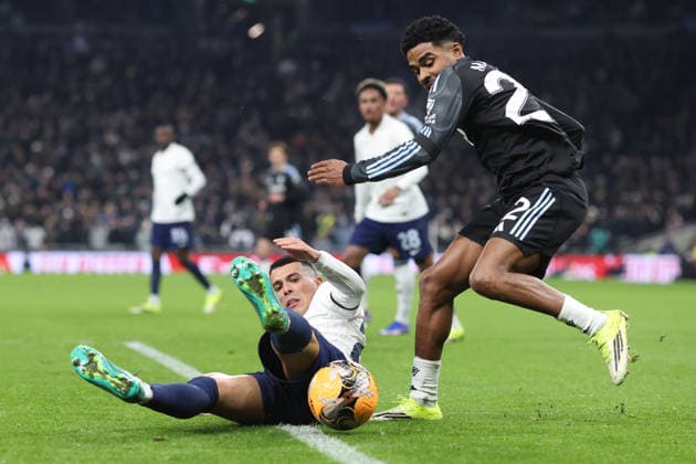 Tottenham gegen Aston Villa 10. Januar 2026, London Emirates FA Cup, Dritte Runde Tottenham Hotspur gegen Aston Villa Pedro Porro von Tottenham Hotspur geht zu Boden, als er Ian Maatsen von Aston Villa angreift Foto Charlotte Wilson Offside London UK  Copyright: xCharlottexWilsonx xOffsidexOffside