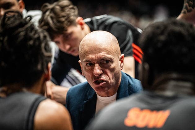 10 01 2026, xhfmx, Basketball easyCredit BBL Bundesliga, Frankfurt Skyliners NINERS Chemnitz Rodrigo Pastore Coach Niners Chemnitz DFL DFB REGULATIONS PROHIBIT ANY USE OF PHOTOGRAPHS as IMAGE SEQUENCES and or QUASI VIDEO Frankfurt am Main