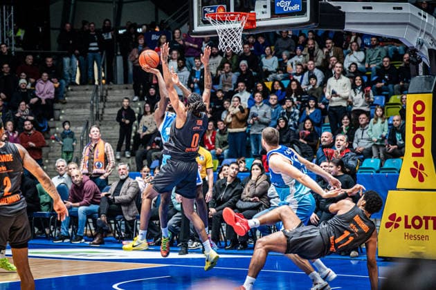 10 01 2026, xhfmx, Basketball easyCredit BBL Bundesliga, Frankfurt Skyliners NINERS Chemnitz v l Nahiem Alleyne Skyliners Frankfurt , Kevin Yebo Niners Chemnitz DFL DFB REGULATIONS PROHIBIT ANY USE OF PHOTOGRAPHS as IMAGE SEQUENCES and or QUASI VIDEO Frankfurt am Main
