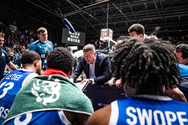 10 01 2026, xhfmx, Basketball easyCredit BBL Bundesliga, Frankfurt Skyliners NINERS Chemnitz Klaus Perwas Trainer Skyliners Frankfurt Ansprache in Timeout DFL DFB REGULATIONS PROHIBIT ANY USE OF PHOTOGRAPHS as IMAGE SEQUENCES and or QUASI VIDEO Frankfurt am Main
