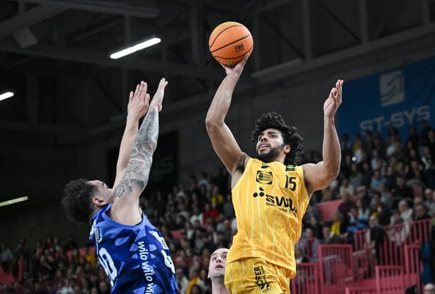 Basketball 2 Bundesliga 2024 2025 17 Matchday 10 01 2026 Tigers Tuebingen Phoenix Hagen Patrick Emilien right, Tigers against Jeffrey Carrol left, Phoenix Hagen