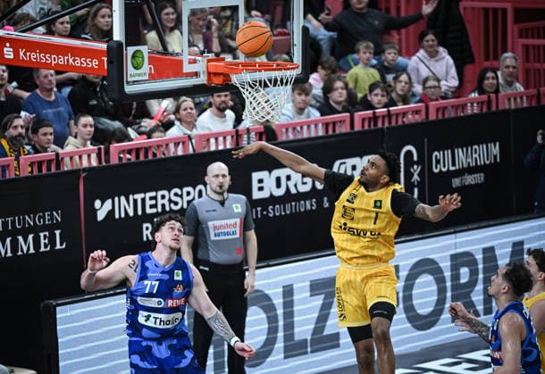 Basketball 2 Bundesliga 2024 2025 17 Matchday 10 01 2026 Tigers Tuebingen Phoenix Hagen Bernard Pelote III right, Tigers v Anzac Joseph Dennis Rissetto left, Phoenix Hagen