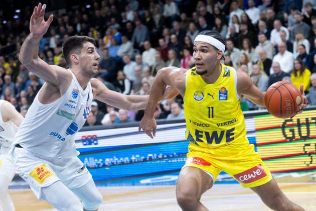 Oldenburg, Lower Saxony, DEU, 10 01 2026, Nicholas Tischler right, EWE Baskets Oldenburg and Jure Planinic left, Syntainics MBC EWE Baskets Oldenburg vs Syntainics MBC Basketball 1 Basketball Bundesliga Season 2025 2026, Matchday 15, Grosse EWE Arena EWE Baskets Oldenburg vs Syntainics MBC