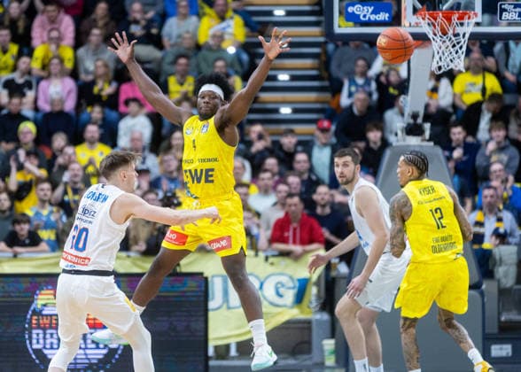 Oldenburg, Lower Saxony, DEU, 10 01 2026, Perttu Blomgren left, Syntainics MBC and Brian Fobbs center, EWE Baskets Oldenburg EWE Baskets Oldenburg vs Syntainics MBC Basketball 1 Basketball Bundesliga Season 2025 2026, Matchday 15, Grosse EWE Arena EWE Baskets Oldenburg vs Syntainics MBC